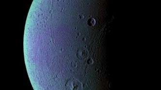 Księżyc Dione w fałszywych kolorach. Na jego powierzchni, oprócz kraterów, widać długie pasy lodowych uskoków. Świadczą one o aktywnej przeszłości geologicznej Dione. (Credits: NASA/JPL/Space Science Institute)