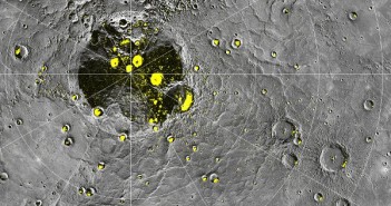 Okolice północnego bieguna Merkurego. Żółty kolor pochodzi od obserwacji radarowych z Arecibo - reszta obrazu to wynik obserwacji sondy MESSENGER / Credits - NASA, JHUAPL, CIW
