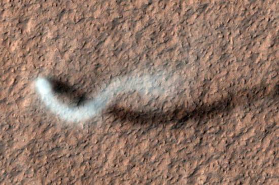 Wir pyłowy uchwycony przez kamerę HiRISE sondy MRO / Credits: NASA/JPL-Caltech/Univ. of Arizona Wir pyłowy uchwycony przez kamerę HiRISE sondy MRO / Credits: NASA/JPL-Caltech/Univ. of Arizona