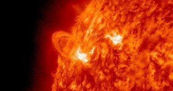 Grupa 1429 w momencie fazy maksymalnej rozbłysku klasy M2.0 / Credits - NASA, SDO