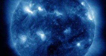 Słońce w dniu 6 marca 2012. Wyraźnie widoczny region 1429 (najjaśniejszy obszar na tym obrazie) / Credits - NASA, SDO