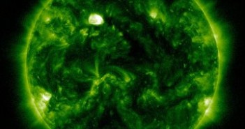 Aktualny widok na Słońce. Grupa 1445 znajduje się przy zachodnim (lewym) brzegu tarczy słonecznej / Credits - NASA, SDO