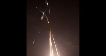Start pięciu rakiet z Wallops Flight Facility w Wirginii na zdjęciu naświetlanym przez kilka minut / Credits: NASA