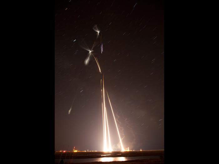 Start pięciu rakiet z Wallops Flight Facility w Wirginii na zdjęciu naświetlanym przez kilka minut / Credits: NASA