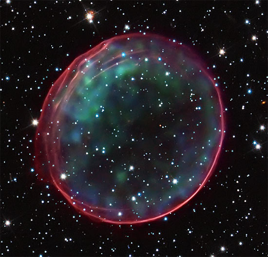 Pozostałości po eksplozji supernowej typu Ia o nazwie SNR 0509-67.5. Zielone oraz czerwone bąble to podgrzana eksplozją materia widziana w paśmie rentgenowskim. Kolor czerwony i różowy to miejscowy gaz widziany na falach optycznych i podgrzany silnym uderzeniem materii wyrzuconej z gwiazdy podczas eksplozji / Credit - NASA, ESA, B. Schaefer i A. Pagnotta (Louisiana State University, Baton Rouge); obrazek - Credit: NASA, ESA, CXC, SAO, the Hubble Heritage Team (STScI/AURA), J. Hughes (Rutgers University)
