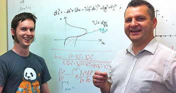 To brzmi jak pomysł rodem z fantastyki naukowej i po części tak jest - stwierdził Profesor Geraint Lewis (po prawej). Po lewej student Brendan McMonigal, który także brał udział w projekcie. / Credits: University of Sydney