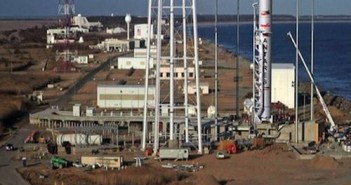 Wizja artystyczna rakiety Antares na stanowisku startowym 0A na wyspie Wallops / Credits: Orbital Sciences Corp.
