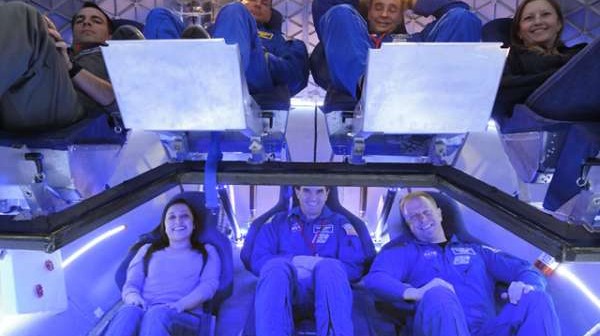 Testy z udziałem ludzi przeprowadzane w egzemplarzu symulującym warunki wewnątrz kapsuły Dragon / Credits: SpaceX