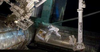 Moduł RRM został umieszczony na zewnętrznej strukturze Stacji ISS 12 lipca 2011 roku w czasie spaceru kosmicznego w wykonaniu astronautów Mike Fossum i Ron Garan. Po lewej na jednym z modułów widoczny robot Dextre / Credits: NASA