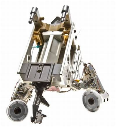 Narzędzie do cięcia przewodów (Wire Cutter Tool) wykorzystane zostało przez robota Dextre w czasie pierwszych prac z eksperymentem RRM. Widoczne są między innymi dwie kamery z ledowym oświetleniem, które zapewniają doskonałą widoczność bez względu na panujące warunki oświetleniowe / Credits: NASA