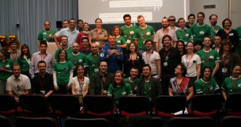 Grupowe zdjęcie uczestników z włoskim astronautą Paolo Nespoli / Credits: ESA