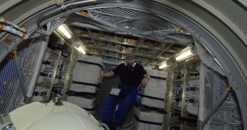André Kuipers w środku modułu cargo ATV/Credits: ESA