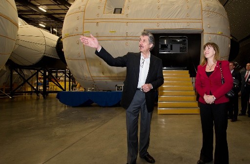Robert Bigelow i Lori Garver - zastępczyni administratora NASA, przed makietą modułu BA-330 / Źródło: NASA