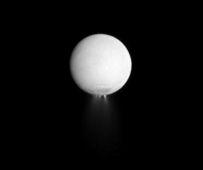 Enceladus i wyrzuty pary wodnej z bieguna południowego, widziane przez sondę Cassini z odległości 617 000 km / Credits: NASA-JPL-SSI