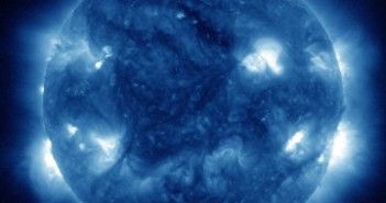 Widok Słońca w momencie fazy maksymalnej rozbłysku z 27 kwietnia 2012. Przy zachodnim brzegu tarczy widać zbliżające się obszary aktywne. / Credits - NASA, SDO