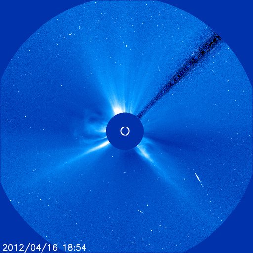Godzina 20:54 CEST - zdjęcie z sondy SOHO. Na lewo od środka tego obrazu (gdzie znajduje się Słońce) widać wyrzuconą materię podczas opisywanego rozbłysku / Credits - NASA, ESA, SOHO
