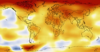 Ilustracja przedstawia średni rozkład temperatury na powierzchni Ziemi w roku 2010 względem lat 1951-1980. (Credits: NASA GISS)