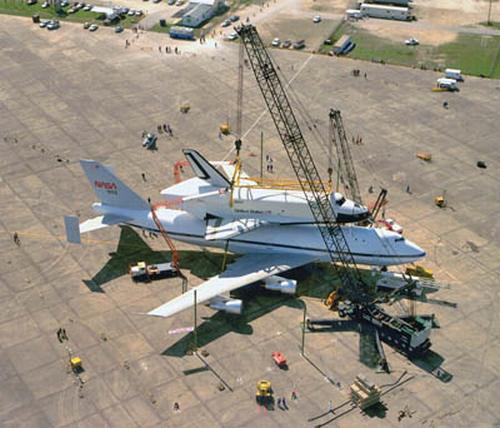 Prom Enterprise ściągany ze SCA przy wykorzystaniu mobilnych dźwigów / Credits: NASA