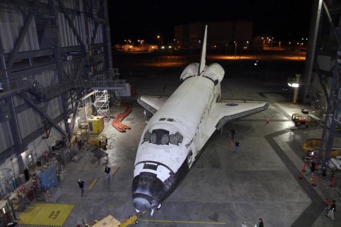 Discovery tuż przed ostatnim w historii manewrem wyjazdu z hali VAB / Credits: NASA/Kim Shiflett