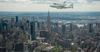 Wahadłowiec Enterprise na zmodyfikowanym Boeingu 747 w czasie powitalnego przelotu nad Nowym Jorkiem, w tle Empire State Building / Credits: NASA/Robert Markowitz