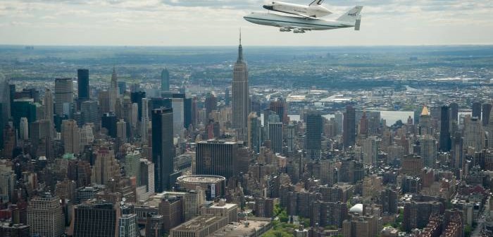 Wahadłowiec Enterprise na zmodyfikowanym Boeingu 747 w czasie powitalnego przelotu nad Nowym Jorkiem, w tle Empire State Building / Credits: NASA/Robert Markowitz