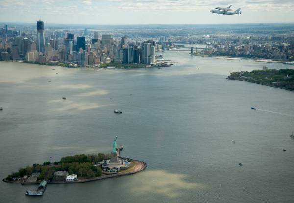 Przelot Enterprise nad Nowym Jorkiem, poniżej Statua Wolności oraz dolny Manhattan / Credits: Wahadłowiec Enterprise nad zmodyfikowanym Boeingu 747 w czasie powitalnego przelotu nad Nowym Jorkiem, w tle Empire State Building / Credits: NASA/Robert Markowitz
