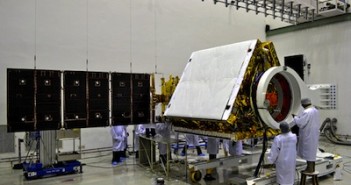 RISAT-1 w czasie prac przygotowawczych / Credits: ISRO