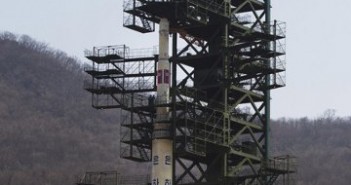 Rakieta Unha-3 na wyrzutni startowej / Credits - AP