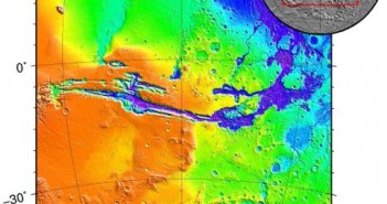 Zdjęcie przedstawia mapę topograficzną Marsa z Valles Marineris. Warto zwrócić uwagę na brak krawędzi, mogących utrzymać masy ciekłej wody wewnątrz kanionu. Na północy znajduje się duże zagłębienie, do którego zapewne spływałaby woda. (Źródło ilustracji: Wikipedia)
