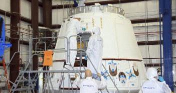 Prace przy kapsule Dragon. Zdjęcie z 4 kwietnia 2012 / Credits - NASA