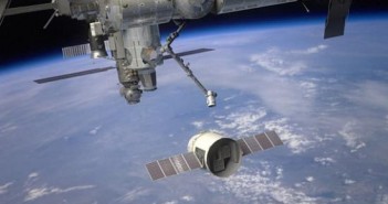 Wizja statku transportowego Dragon przechwytywanego przez manipulator SSRMS / Credits: NASA