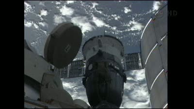 Godzina 09:20 CEST - widok na (jeszcze!) zacumowanego Sojzua TMA-22 / Credits- NASA TV