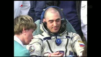 Anatolij Iwaniszyn poza kapsułą Sojuz TMA-22 / Credits - NASA TV