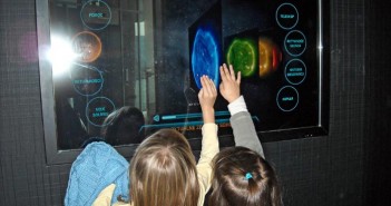 Młodzi Astronomowie uczą się sterowania obserwatorium / Credits: SolarisCenter