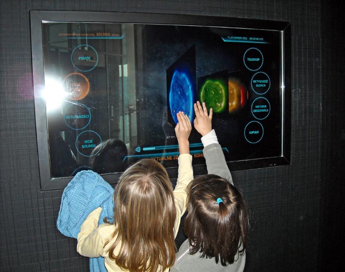 Młodzi Astronomowie uczą się sterowania obserwatorium / Credits: SolarisCenter