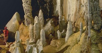 Komora Pearlsian Gulf jaskini Lechuguilla z kalcytowymi formacjami w tle. (Źródło: Wikipedia)