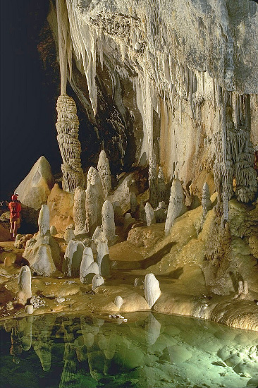 Komora Pearlsian Gulf jaskini Lechuguilla z kalcytowymi formacjami w tle. (Źródło: Wikipedia)