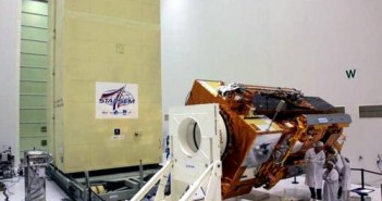 Europejski satelita pogodowy MetOp B w zakładach firmy Starsem / Credits: Starsem