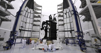 Montaż AEHF-2 w pomieszczeniach Air Force w Cape Canaveral na Florydzie/Credits: United Launch Alliance