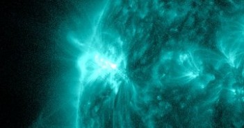 Obraz grupy 1476 na dwie minuty przed fazą maksymalną rozbłysku klasy M1.3 - 06.05.2012 / Credits - NASA, SDO