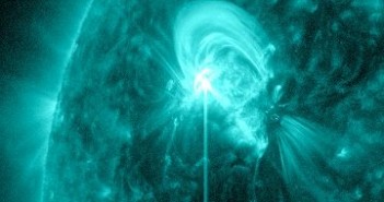Osiem minut po fazie maksymalnej rozbłysku z 08.05.2012 / Credits - NASA, SDO