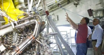 Dyrektor stanowiska testowego A-2 w ośrodku Stennis pokazuje administratorowi NASA (Charles Bolden) przygotowywany do drugiej serii testów silnik J-2X / Credits: NASA/SSC