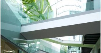 Jeden z najładniejszych budynków w Cranfield University - budynek School of Health/Credits: Wikipedia