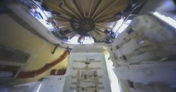Pierwsze zdjęcie wnętrza kapsuły Dragon na orbicie - 22.05.2012 / Credits - SpaceX