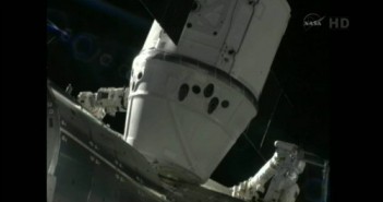 Pojazd Dragon w pozycji RTL, tuż przy module Harmony (NASA TV)