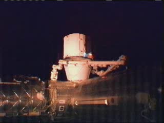 Godzina 09:24 CEST - ujęcie na kapsułę Dragon / Credits - NASA TV 