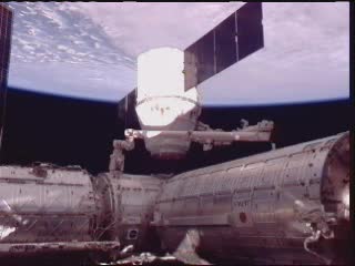 10:16 CEST - proces odłączania kapsuły Dragon od ISS / Credits - NASA TV