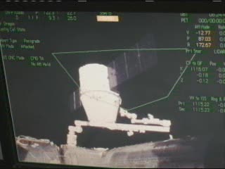Widok na kapsułę Dragon na ekranie zainstalowanym na stanowisku w module Cupola (10:25 CEST) / Credits - NASA TV