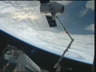 11:16 CEST - Dragon w pozycji przygotowującej do uwolnienia / Credits - NASA TV