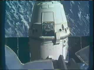 11:50 CEST - Dragon uwolniony! / Credits - NASA TV